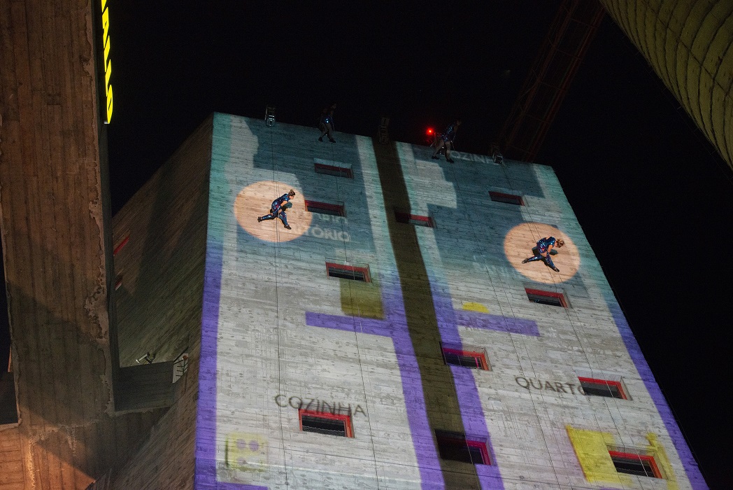 Dança vertical transforma fachada do Sesi Taubaté em palco