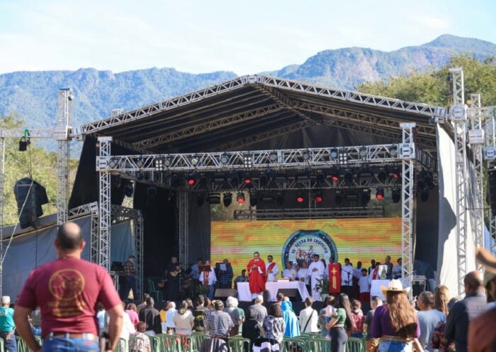 Palco e público de uma das edições da Festa do Tropeiro