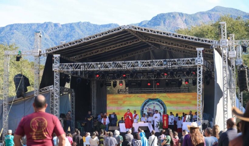 Palco e público de uma das edições da Festa do Tropeiro