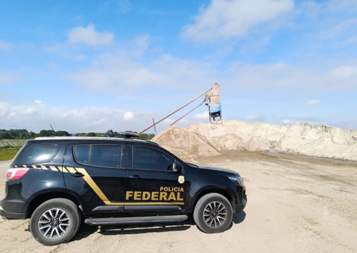 viatura da PF em local onde há suposta mineração irregular no vale do paraíba