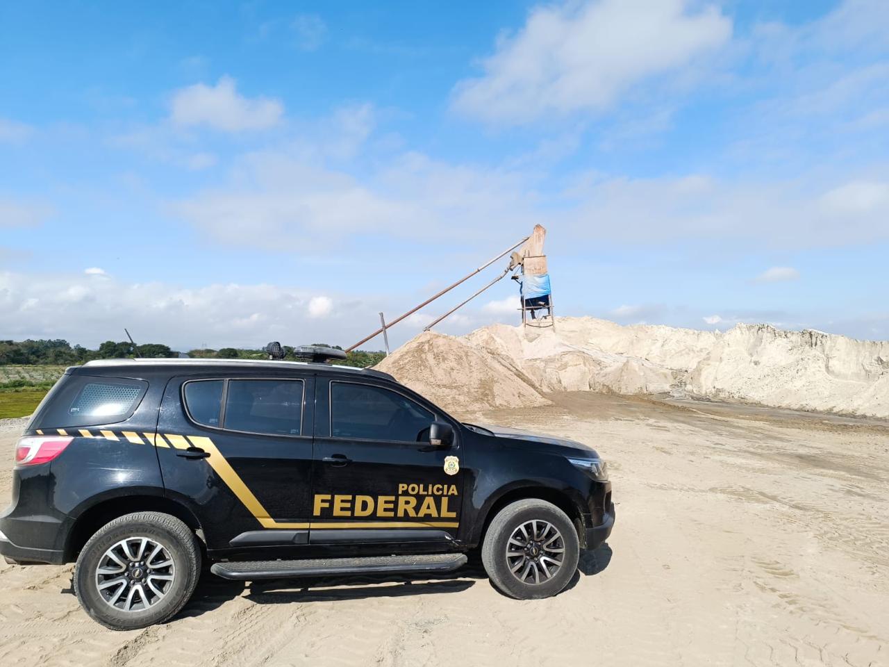 viatura da PF em local onde há suposta mineração irregular no vale do paraíba