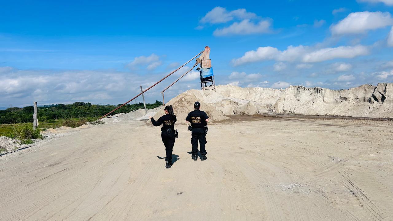 dois agentes da PF em local onde há suposta mineração irregular no vale do paraíba