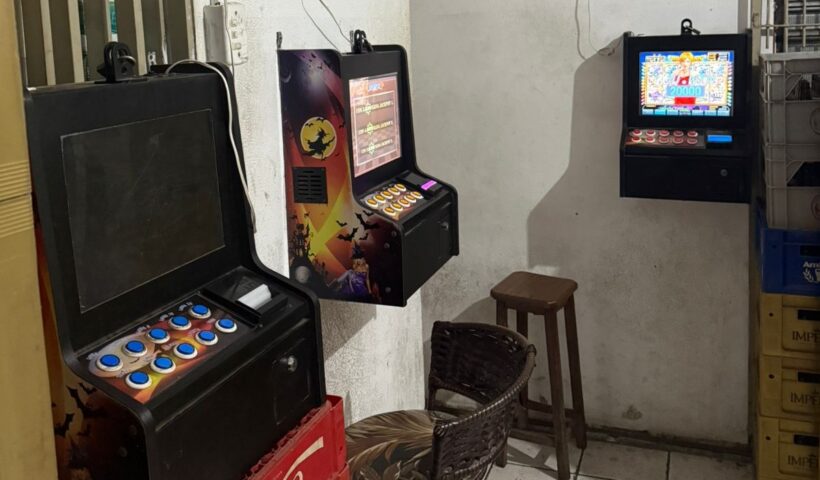 máquinas de jogos de azar dentro de bar em sjc