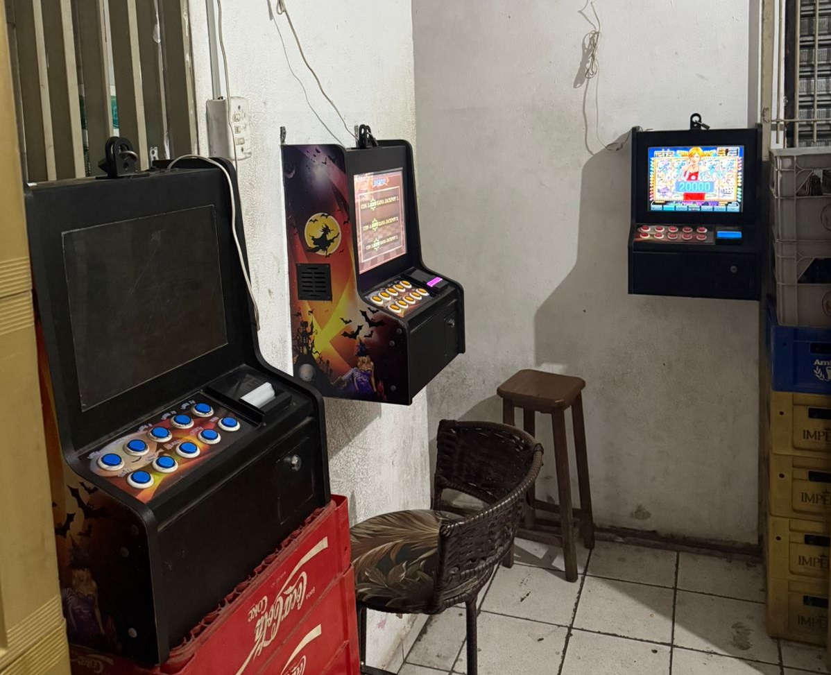 máquinas de jogos de azar dentro de bar em sjc