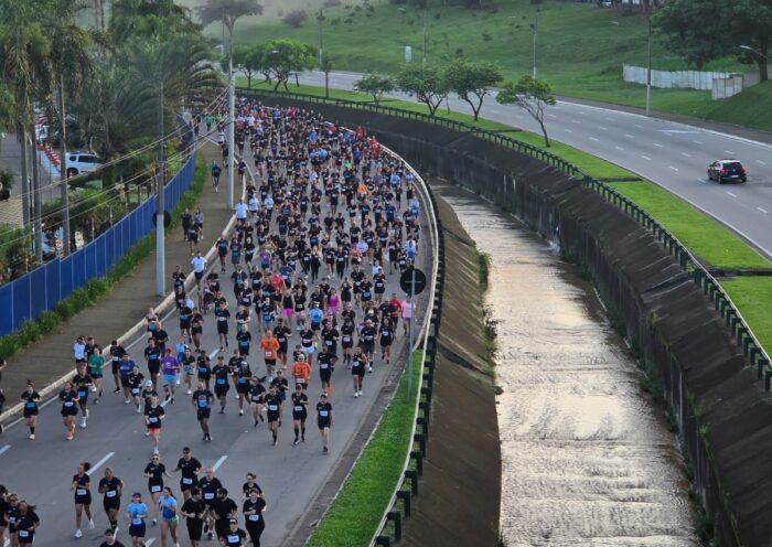 Vista aérea de corredores ao lado de córrego em sjc; Meia Maratona de São José dos Campos abre inscrições para prova em junho
