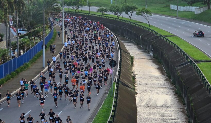 Vista aérea de corredores ao lado de córrego em sjc; Meia Maratona de São José dos Campos abre inscrições para prova em junho