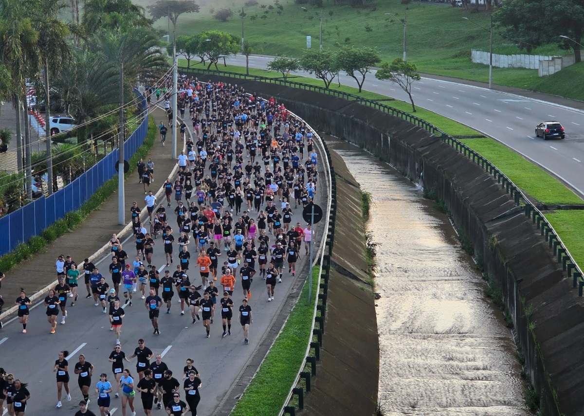 Vista aérea de corredores ao lado de córrego em sjc; Meia Maratona de São José dos Campos abre inscrições para prova em junho