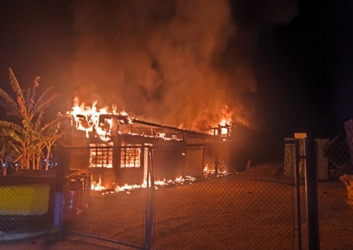 Incêndio atinge Ponto de Entrega Voluntária (PEV) no Santa Júlia