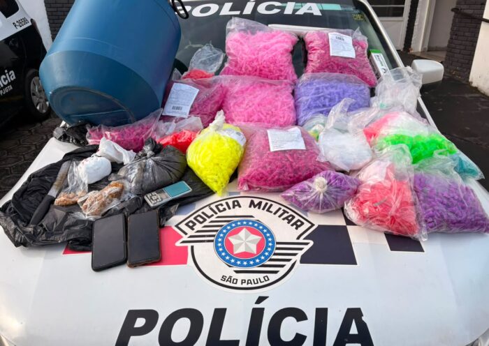 Segundo a Polícia Militar, uma denúncia indicou que uma residência servia para preparar e embalar drogas. Por isso, os policiais seguiram até o endereço para verificar a informação. Equipes encontraram cocaína, crack e maconha Ao entrarem no imóvel, os agentes localizaram aproximadamente 1,3 quilo de cocaína, 200 gramas de crack e uma porção de maconha. Além disso, recolheram diversos materiais utilizados no preparo e no armazenamento dos entorpecentes. A Polícia Militar não informou quantas pessoas participaram da ocorrência nem divulgou as idades dos suspeitos detidos. Prisão ocorreu após a apreensão Depois da ação, os policiais levaram os suspeitos e todo o material ao Plantão Policial de Guaratinguetá. No local, a autoridade policial registrou a ocorrência e confirmou as prisões por tráfico de drogas. Em seguida, a Justiça manteve os envolvidos à disposição para os procedimentos legais. Agora, a Polícia Civil dará continuidade às investigações para identificar a origem das drogas e verificar se outras pessoas participaram da atividade criminosa.