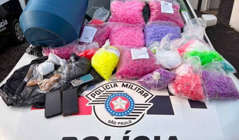 Segundo a Polícia Militar, uma denúncia indicou que uma residência servia para preparar e embalar drogas. Por isso, os policiais seguiram até o endereço para verificar a informação. Equipes encontraram cocaína, crack e maconha Ao entrarem no imóvel, os agentes localizaram aproximadamente 1,3 quilo de cocaína, 200 gramas de crack e uma porção de maconha. Além disso, recolheram diversos materiais utilizados no preparo e no armazenamento dos entorpecentes. A Polícia Militar não informou quantas pessoas participaram da ocorrência nem divulgou as idades dos suspeitos detidos. Prisão ocorreu após a apreensão Depois da ação, os policiais levaram os suspeitos e todo o material ao Plantão Policial de Guaratinguetá. No local, a autoridade policial registrou a ocorrência e confirmou as prisões por tráfico de drogas. Em seguida, a Justiça manteve os envolvidos à disposição para os procedimentos legais. Agora, a Polícia Civil dará continuidade às investigações para identificar a origem das drogas e verificar se outras pessoas participaram da atividade criminosa.