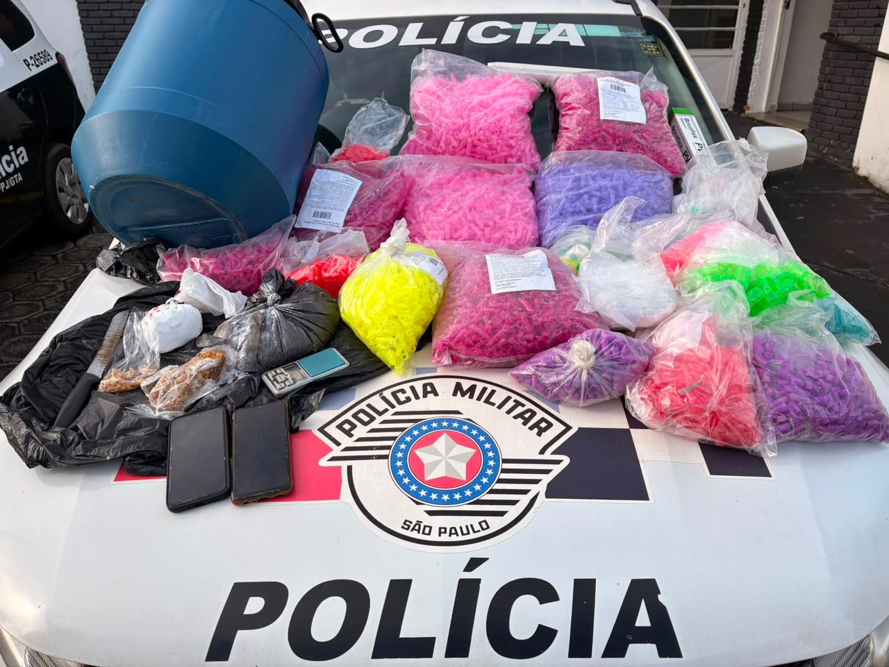 Segundo a Polícia Militar, uma denúncia indicou que uma residência servia para preparar e embalar drogas. Por isso, os policiais seguiram até o endereço para verificar a informação.Equipes encontraram cocaína, crack e maconha
Ao entrarem no imóvel, os agentes localizaram aproximadamente 1,3 quilo de cocaína, 200 gramas de crack e uma porção de maconha. Além disso, recolheram diversos materiais utilizados no preparo e no armazenamento dos entorpecentes.
A Polícia Militar não informou quantas pessoas participaram da ocorrência nem divulgou as idades dos suspeitos detidos.
Prisão ocorreu após a apreensão
Depois da ação, os policiais levaram os suspeitos e todo o material ao Plantão Policial de Guaratinguetá. No local, a autoridade policial registrou a ocorrência e confirmou as prisões por tráfico de drogas.
Em seguida, a Justiça manteve os envolvidos à disposição para os procedimentos legais. Agora, a Polícia Civil dará continuidade às investigações para identificar a origem das drogas e verificar se outras pessoas participaram da atividade criminosa.