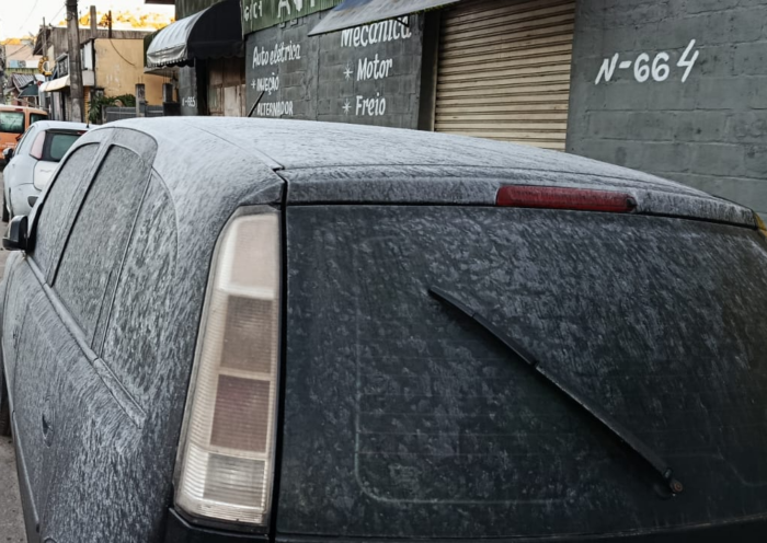 Geada 'congela' carros em Campos do Jordão
