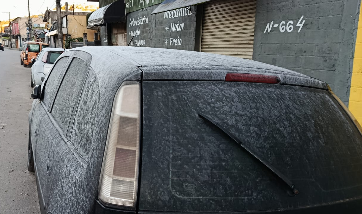 Geada 'congela' carros em Campos do Jordão
