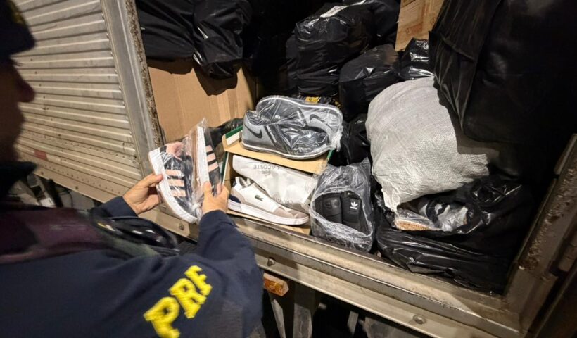 PRF apreende 2,2 mil calçados com indícios de falsificação em Lorena