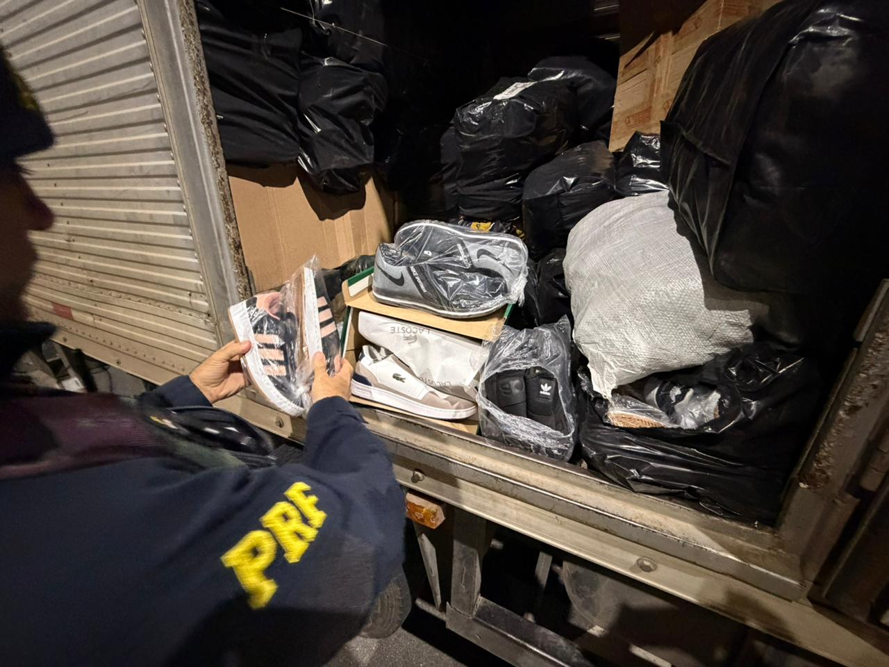 PRF apreende 2,2 mil calçados com indícios de falsificação em Lorena