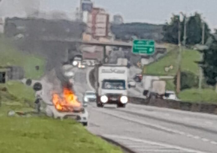 Carro pega fogo na Dutra e mobiliza bombeiros em Caçapava