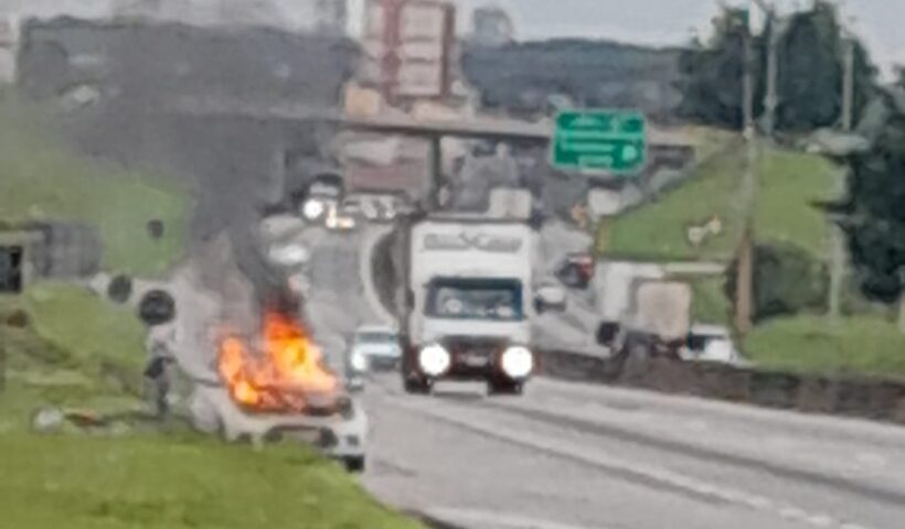 Carro pega fogo na Dutra e mobiliza bombeiros em Caçapava