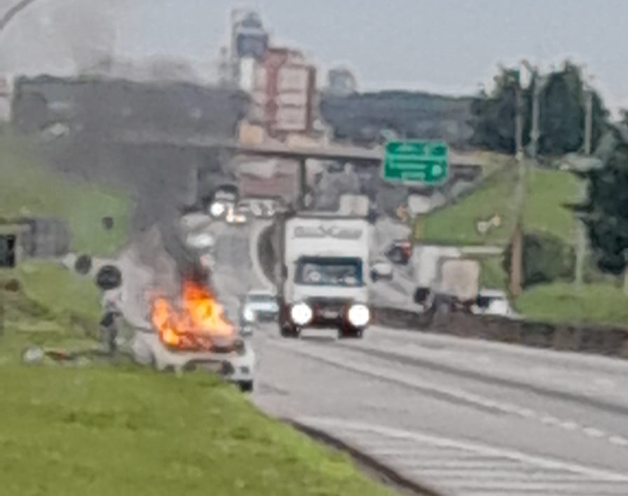 Carro pega fogo na Dutra e mobiliza bombeiros em Caçapava