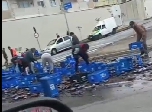 Parte da carga de cerveja transportada pelo caminhão se desprendeu e caiu sobre a pista na rotatória da avenida Itabaiana.