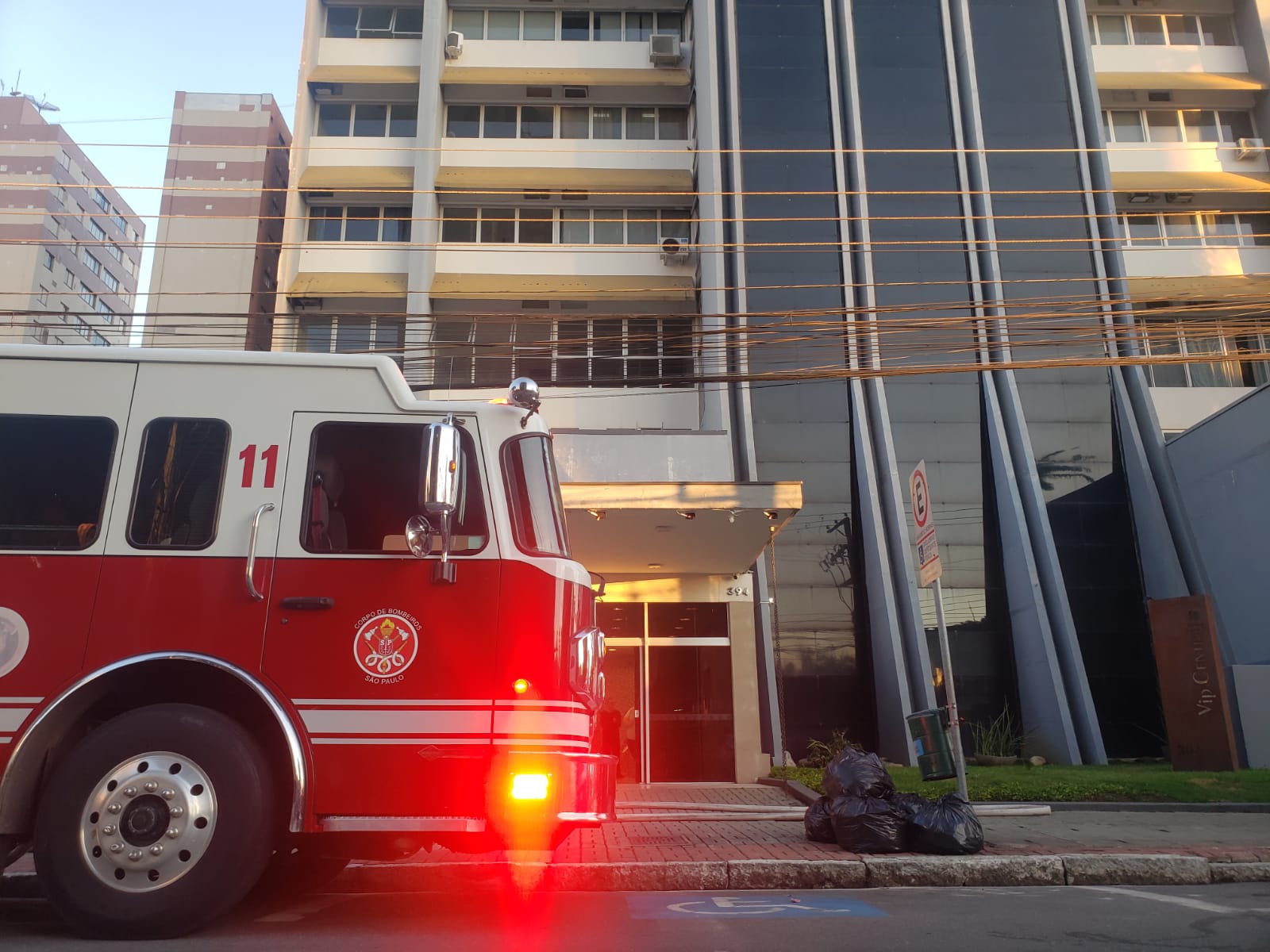 Duas pessoas que estavam presas no elevador do Vip Center foram socorridas sem ferimentos ou intoxicações