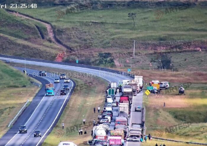Veículo capota na Carvalho Pinto e deixa três feridos; um está em estado grave
