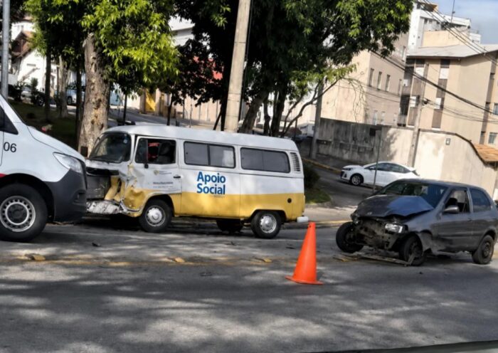 Colisão frontal envolveu uma Kombi da Ronda Social da Prefeitura de São José dos Campos e um veículo de passeio