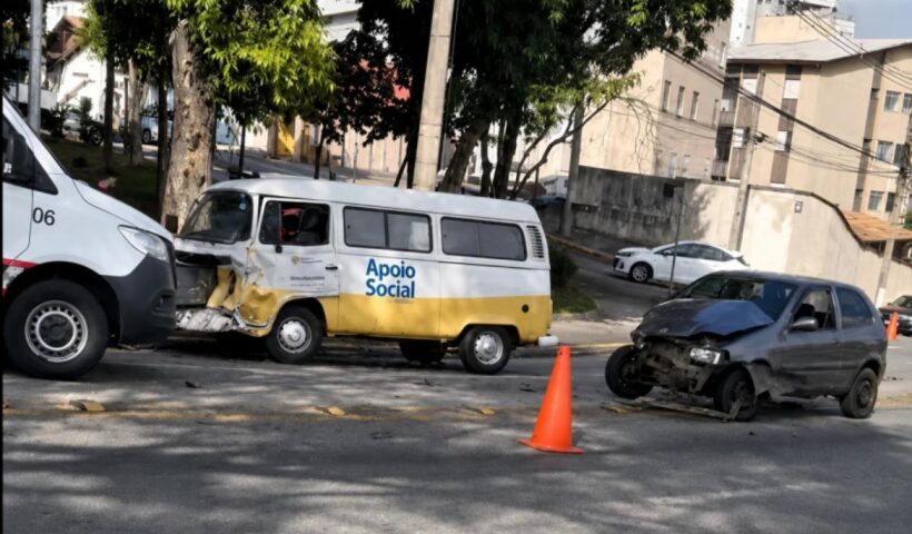 Colisão frontal envolveu uma Kombi da Ronda Social da Prefeitura de São José dos Campos e um veículo de passeio