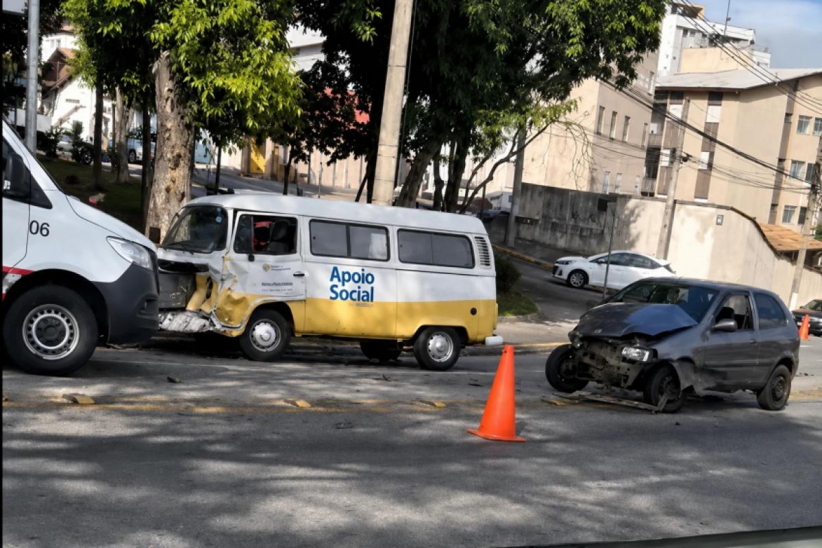 Colisão frontal envolveu uma Kombi da Ronda Social da Prefeitura de São José dos Campos e um veículo de passeio
