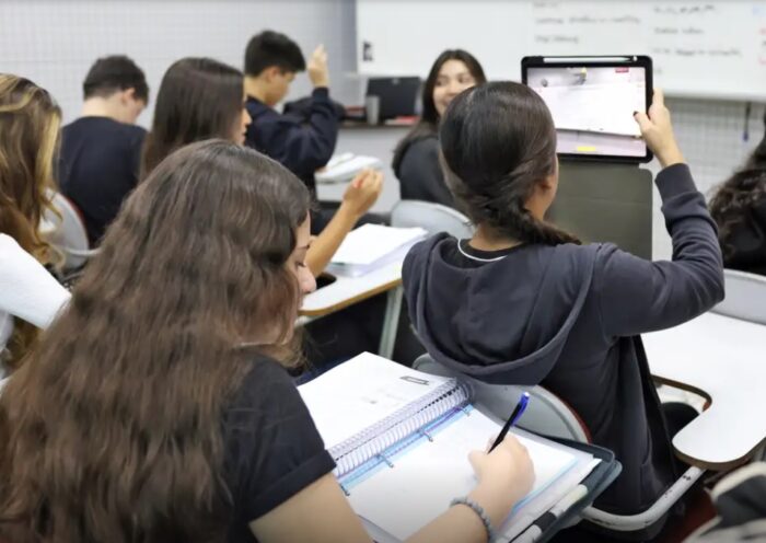 alunos dentro de sala de aula; Enem 2026: inscrições terminam nesta sexta-feira (5)