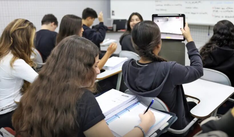 alunos dentro de sala de aula; Enem 2026: inscrições terminam nesta sexta-feira (5)
