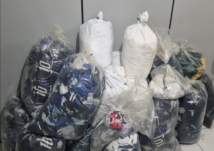 Polícia fecha fábrica clandestina e apreende marcas esportivas em Potim