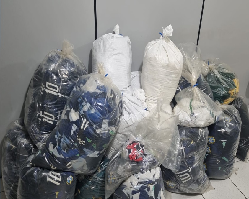 Polícia fecha fábrica clandestina e apreende marcas esportivas em Potim