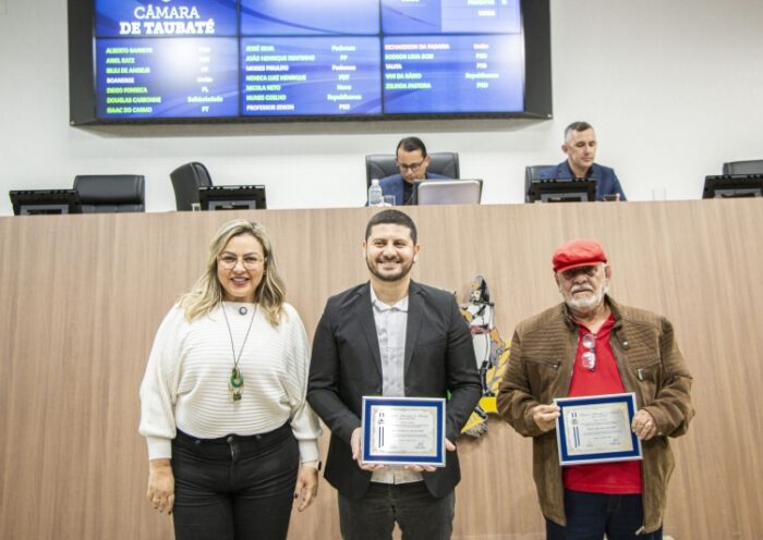 Mário Mello (centro) ao lado da vereadora Vivi da Rádio e de seu pai, Mário Jéfferson Leite Melo