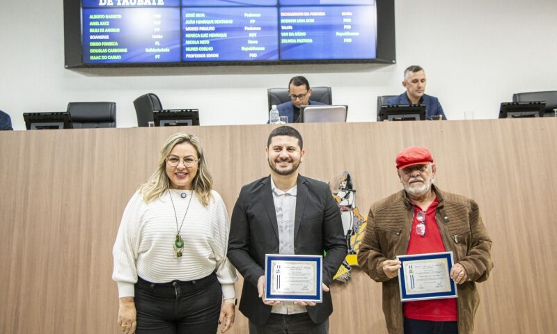 Mário Mello (centro) ao lado da vereadora Vivi da Rádio e de seu pai, Mário Jéfferson Leite Melo