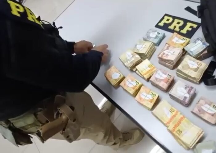 PRF apreende mais de R$ 73 mil na Dutra e investiga lavagem de dinheiro