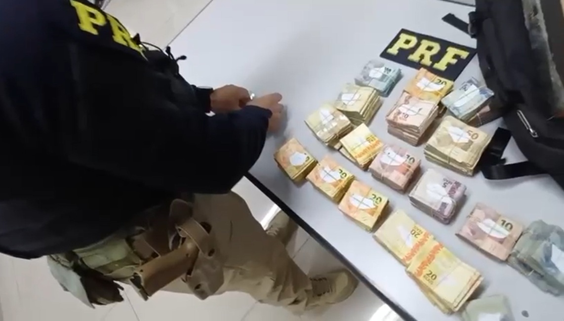 PRF apreende mais de R$ 73 mil na Dutra e investiga lavagem de dinheiro