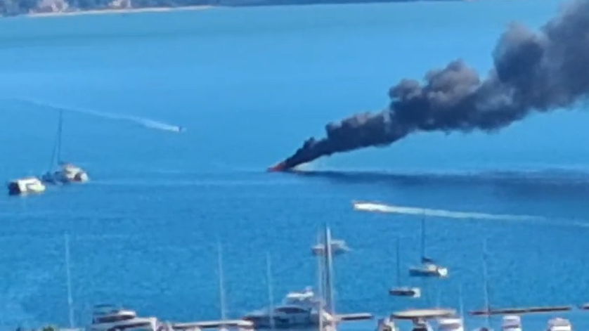 embarcação pegou fogo nas proximidades de São Sebastião
