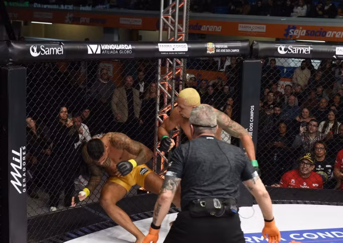Ernane Pimenta nocauteou Guilherme Silva em menos de dois minutos no Jungle Fight 151. Foto: Carlos Ventura/Jungle Fight