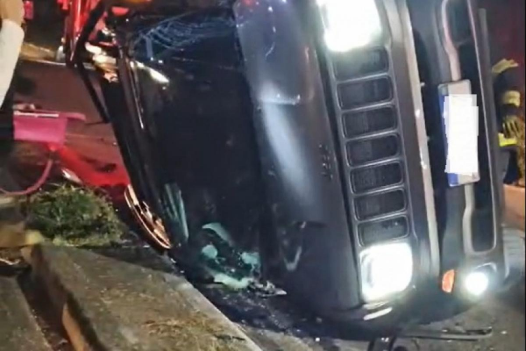 Colisão entre um Hyundai Creta e um Jeep Renegade deixou cinco pessoas feridas na noite de domingo (31), em Jacareí. Bombeiros resgataram uma vítima presa nas ferragens.