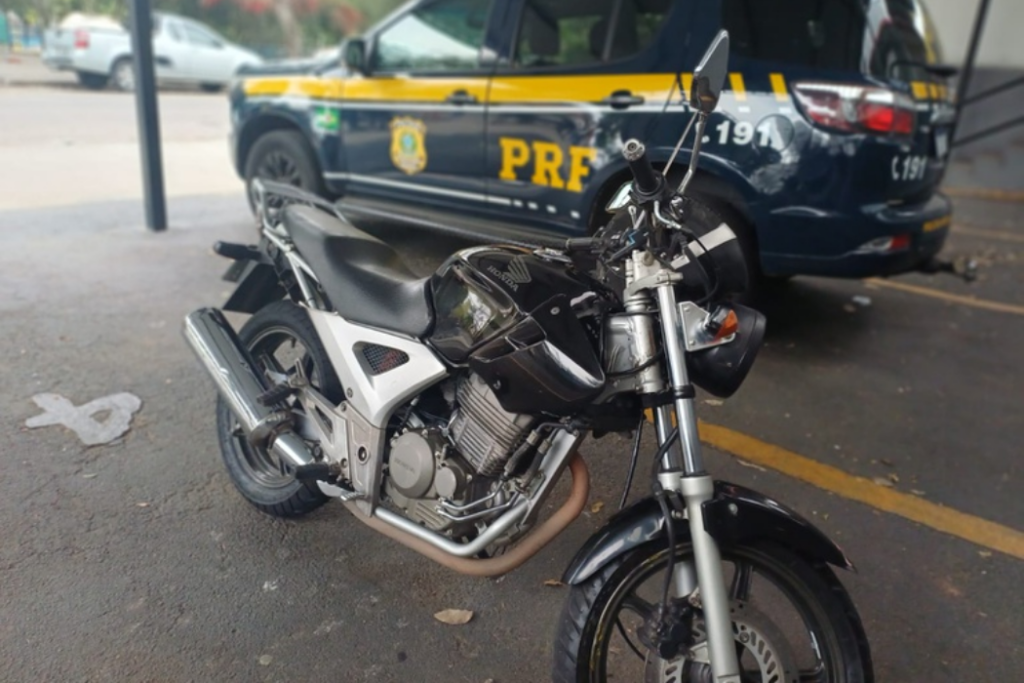 PRF prendeu um homem após encontrar uma motocicleta com chassi e motor adulterados durante fiscalização na Via Dutra, em São José dos Campos.