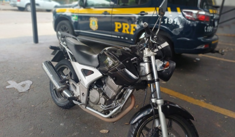 PRF prendeu um homem após encontrar uma motocicleta com chassi e motor adulterados durante fiscalização na Via Dutra, em São José dos Campos.