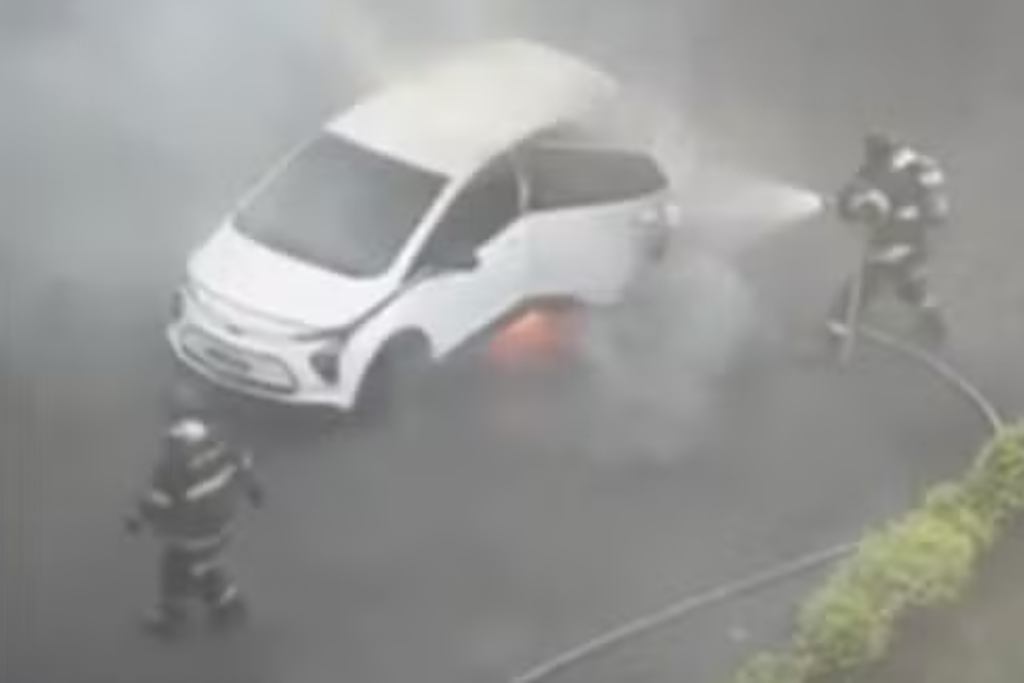 Carro elétrico pega fogo e explode em concessionária de São José dos Campos. Corpo de Bombeiros atendeu a ocorrência no Jardim Satélite.