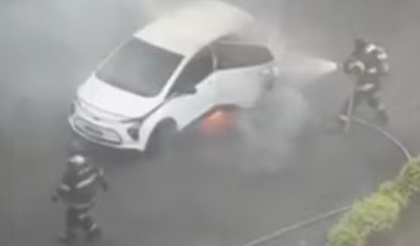 Carro elétrico pega fogo e explode em concessionária de São José dos Campos. Corpo de Bombeiros atendeu a ocorrência no Jardim Satélite.