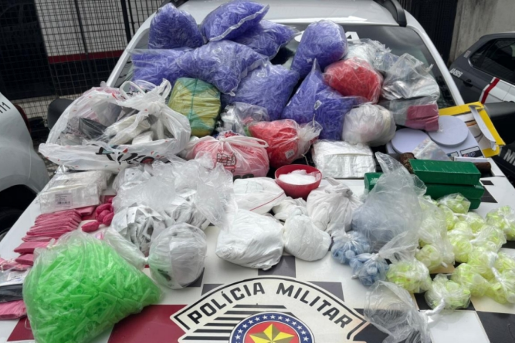 Mulher é presa por tráfico de drogas em Taubaté após a PM apreender mais de 6 quilos de entorpecentes em imóvel usado como depósito.