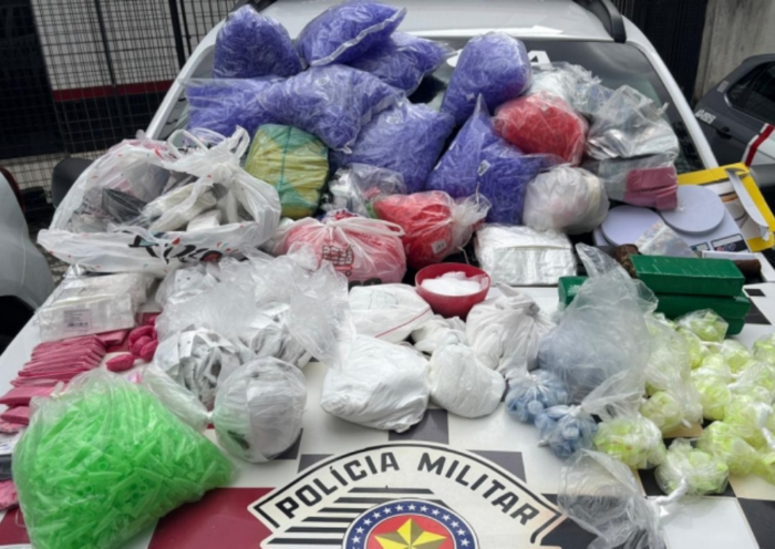 Mulher é presa por tráfico de drogas em Taubaté após a PM apreender mais de 6 quilos de entorpecentes em imóvel usado como depósito.