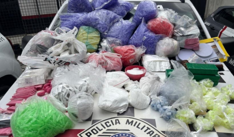 Mulher é presa por tráfico de drogas em Taubaté após a PM apreender mais de 6 quilos de entorpecentes em imóvel usado como depósito.