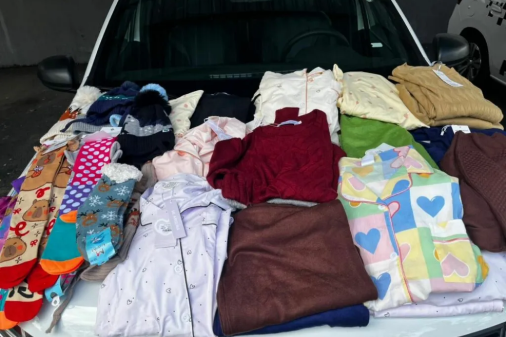 Casal é preso por furto qualificado após levar 48 peças de roupas de loja no centro de São José dos Campos.
