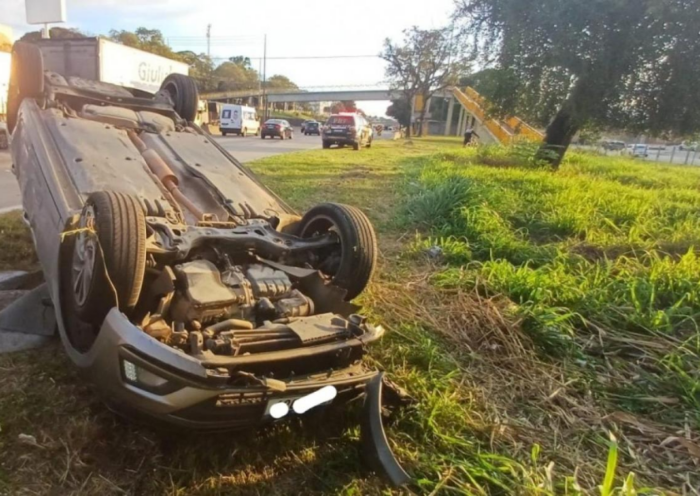 Mulher de 47 anos fica ferida após capotamento no km 112 da Rodovia Presidente Dutra, em Taubaté. Vítima foi socorrida pelos Bombeiros.