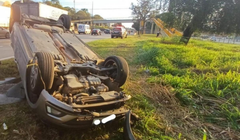 Mulher de 47 anos fica ferida após capotamento no km 112 da Rodovia Presidente Dutra, em Taubaté. Vítima foi socorrida pelos Bombeiros.