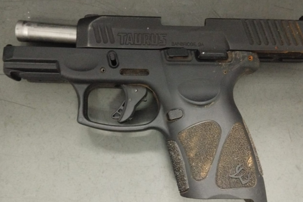 Homem é preso com pistola calibre 9 mm e munições após fiscalização na Rodovia Carvalho Pinto, em São José dos Campos.